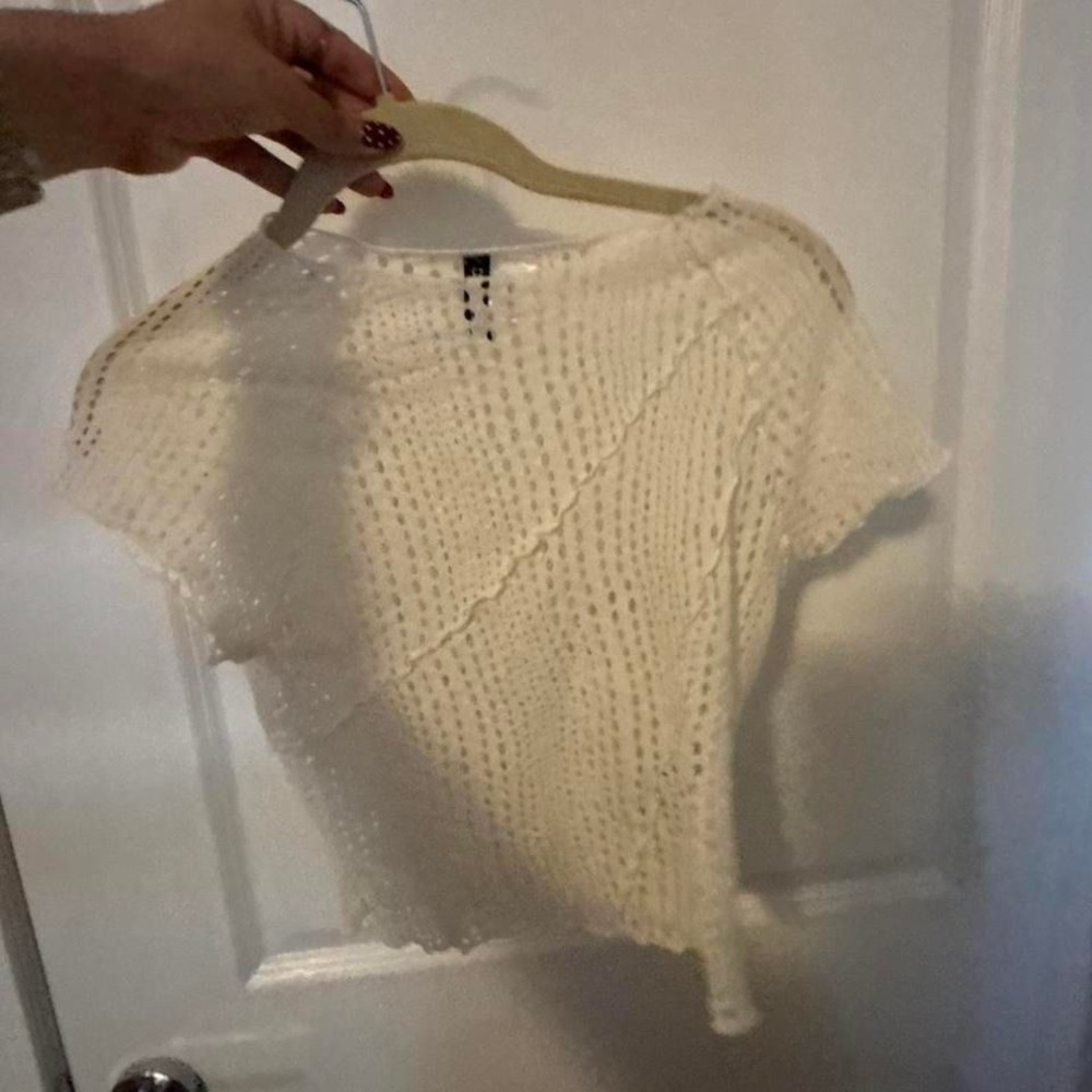 Cream‎ crochet top with ruffles